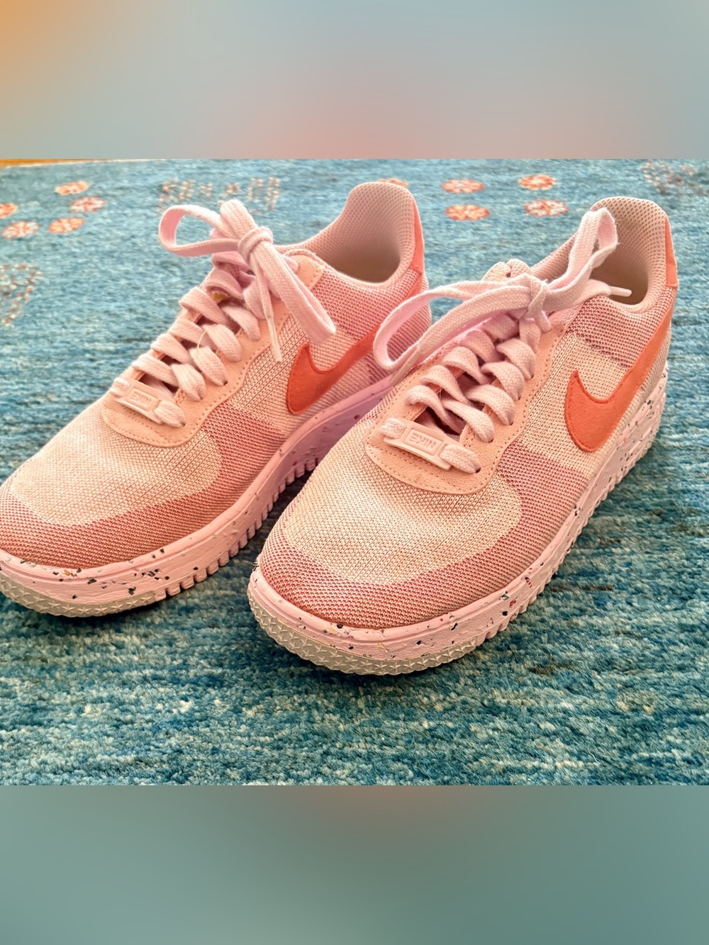 Nike Air sz 9 Like New Light Pink Knit Low-Top Sneakers with Coral Swoosh
